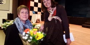 Links ontvang Rietta Engelbrecht (Bestuurder: Maatskaplike Diensprojek) â€˜n blyk van waardering van Luzaan Naude (Maatskaplike werker: Hermanus)